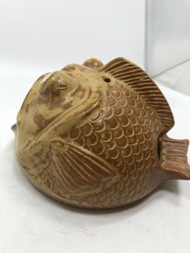 POTTERY FISH SPONGE HOLDER.