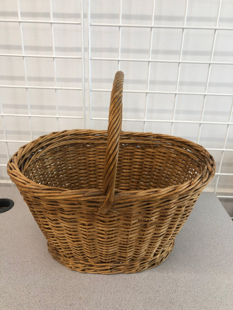WICKER BASKET W/HANDLE.