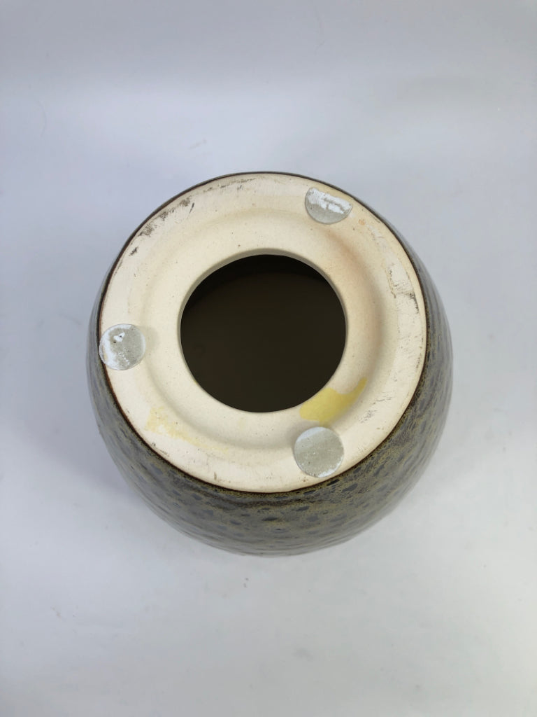 BROWN/CREAM SPECKLED CERAMIC PLANTER.