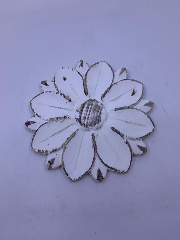DISTRESSED WHITE WASH FLOWER SHAPED WALL HANGING.