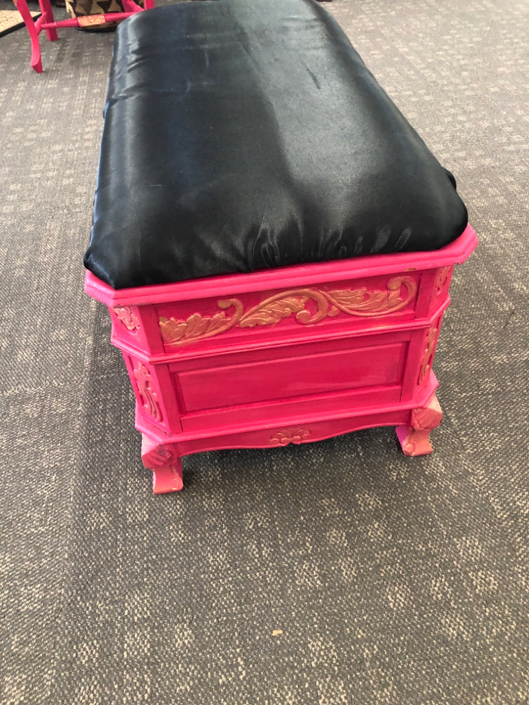 PINK & GOLD STORAGE BENCH W/BLACK FABRIC SEAT.