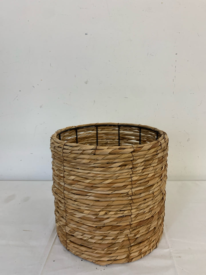 TIGHT WOVEN PLANTER.