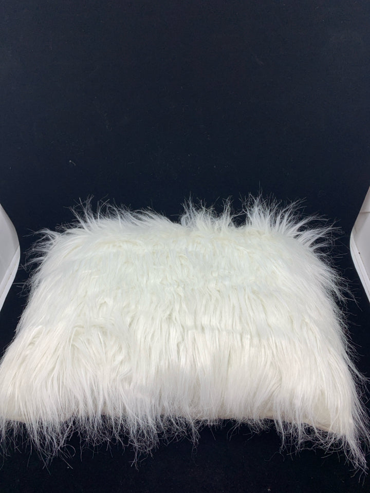 WHITE RECTANGLE FAUX FUR PILLOW.