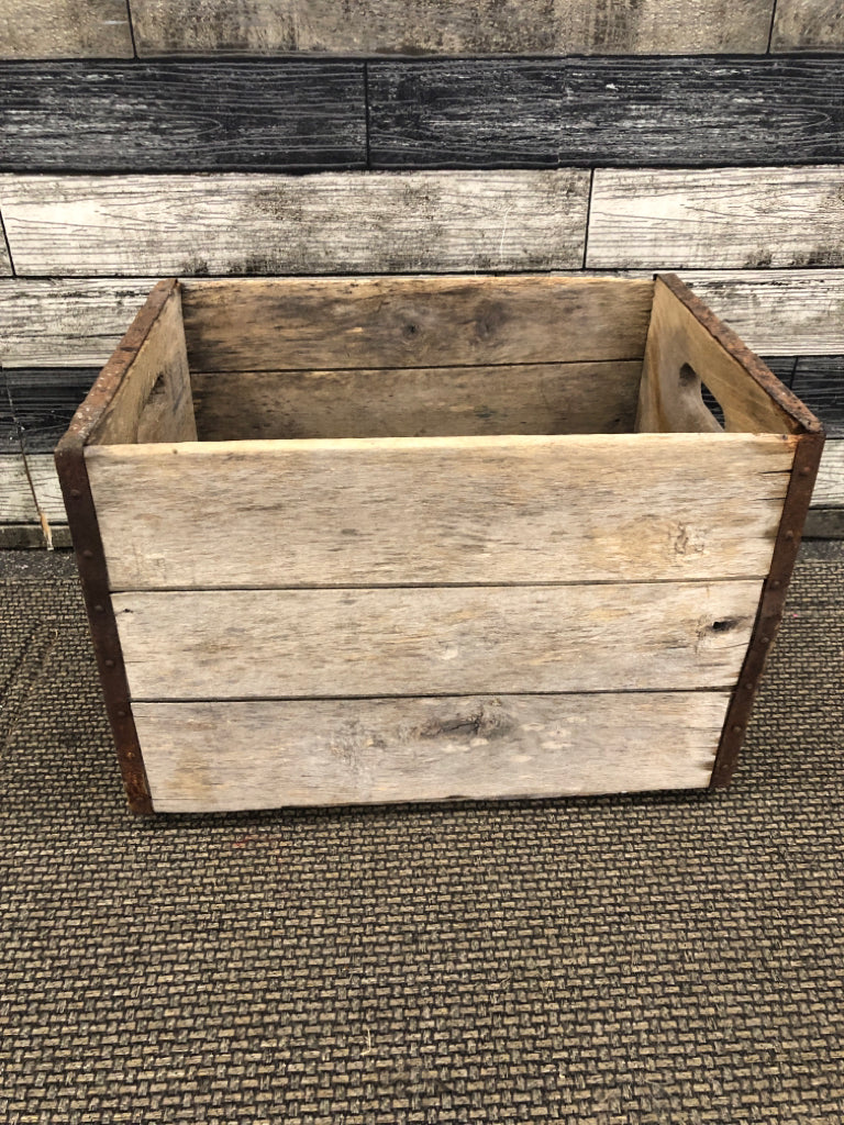VTG "HP HOOD & SONS" METAL & WOOD CRATE.