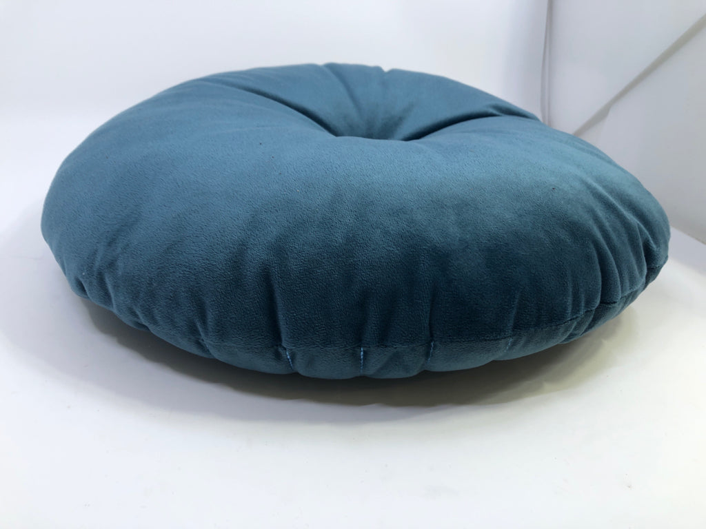 ROUND TEAL ACCENT PILLOW W/BUTTON.
