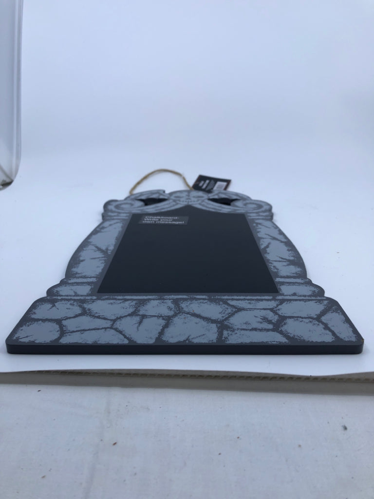 GREY SKULL SMALL CHALKBOARD WALL HANGING.