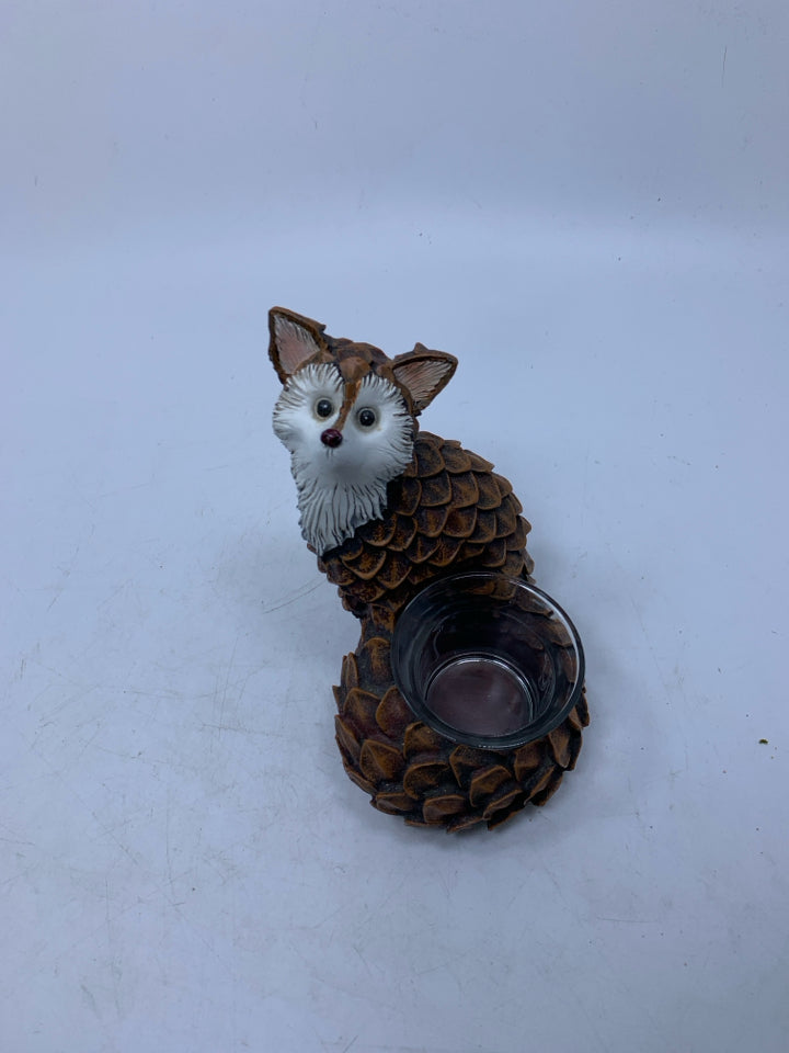 RESIN TEXTURED FOX TEA LIGHT HOLDER.
