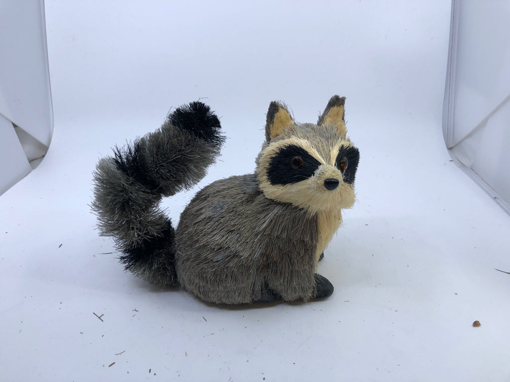 STRAW RACOON.