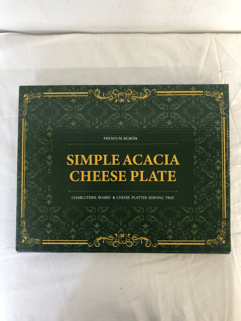 NIB SIMPLE ACACIA CHEESE PLATE.