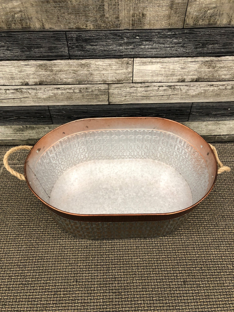LG METAL BASKET W/COPPER PAINTED RIM+ROPE HANDLES.