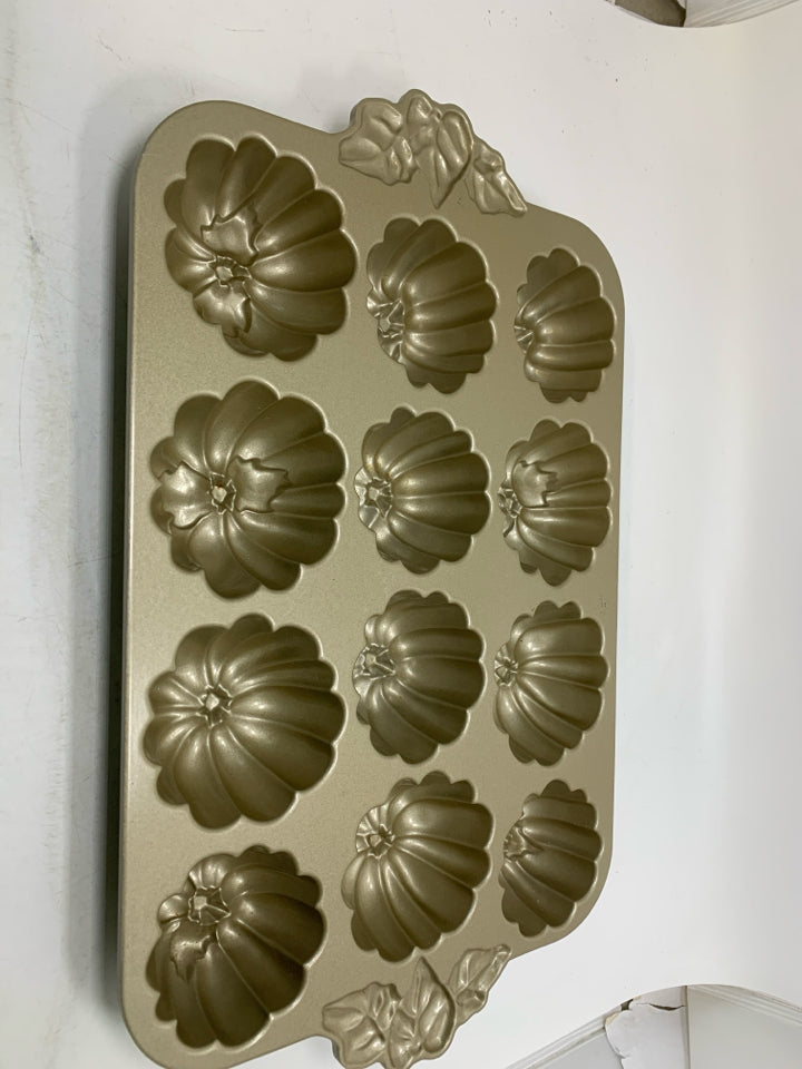 NORDIC WARE PUMPKIN PATCH PAN.