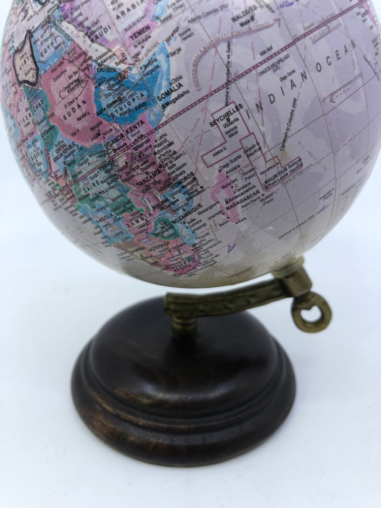 SMALL WOOD BASE DESK GLOBE.