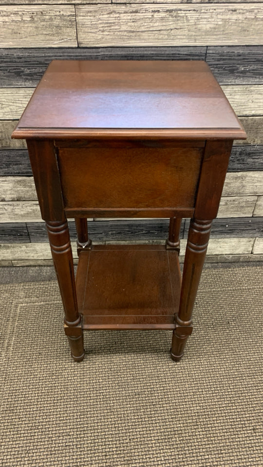 DK WOOD SIDE TABLE W/DRAWER.