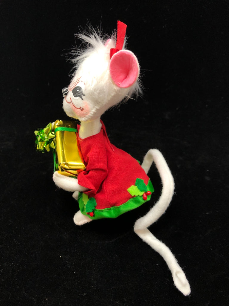 ANNALEE WHITE MOUSE GIRL HOLDING PRESENT 2015.