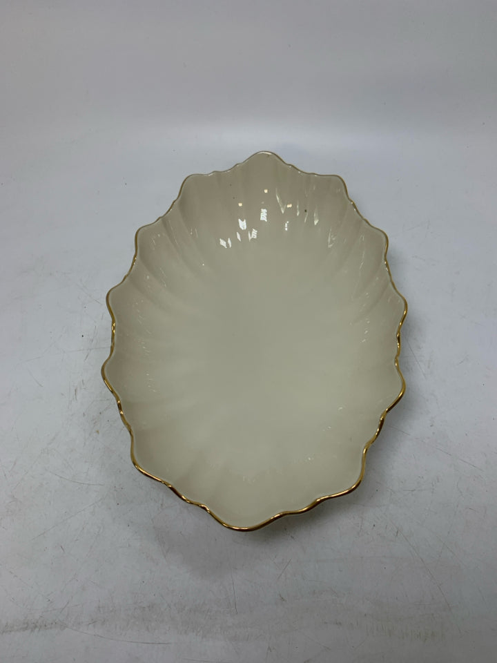 FOOTED OVAL CENTERPIECE BOWL W/ UNEVEN EDGES.