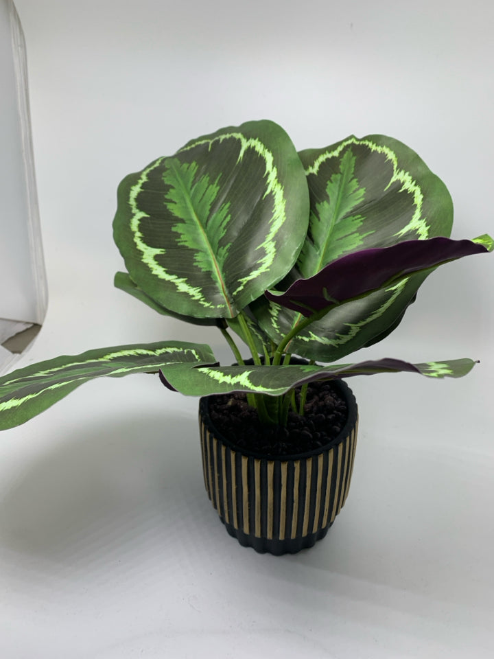BLACK/GOLD RIBBED PLANTER W/ FAUX LEAVES.