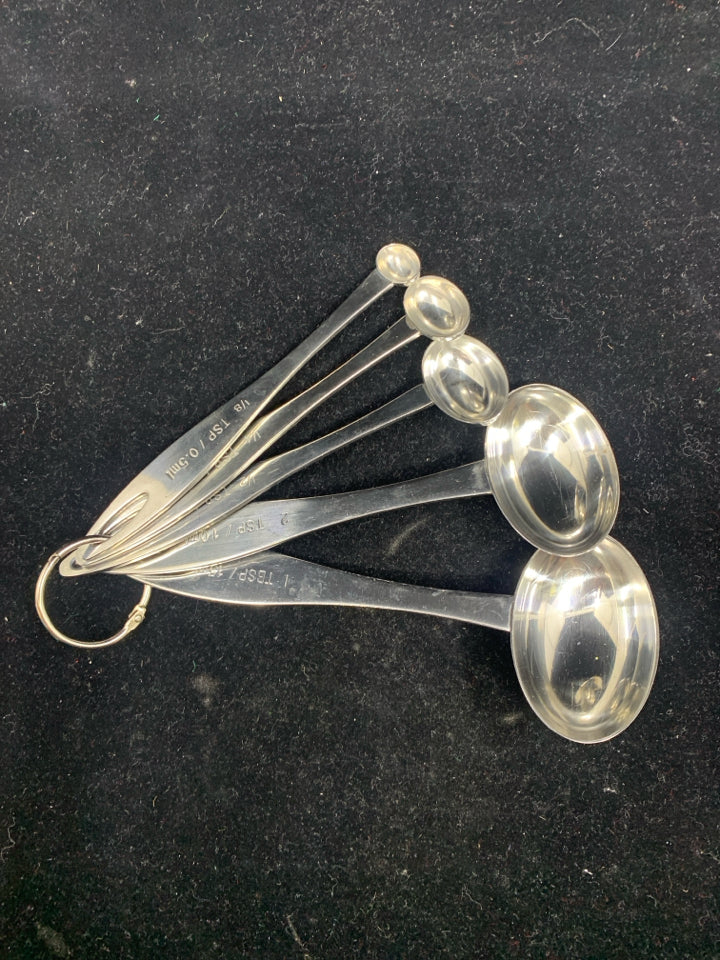 SILVER METAL MEASURING SPOONS.