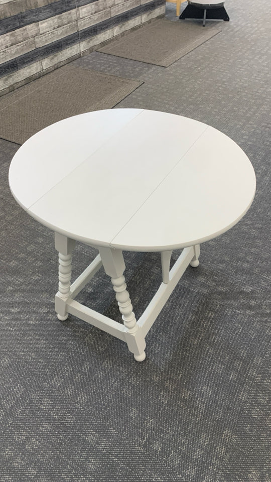 CREAM PAINTED DROP LEAF SIDE TABLE W/SPINDLE LEGS.