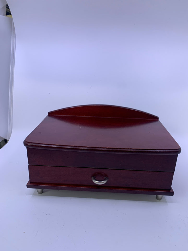 FAUX CHERRY WOOD FOOTED FLIP TOP JEWELRY BOX W/ 1 DRAWER.