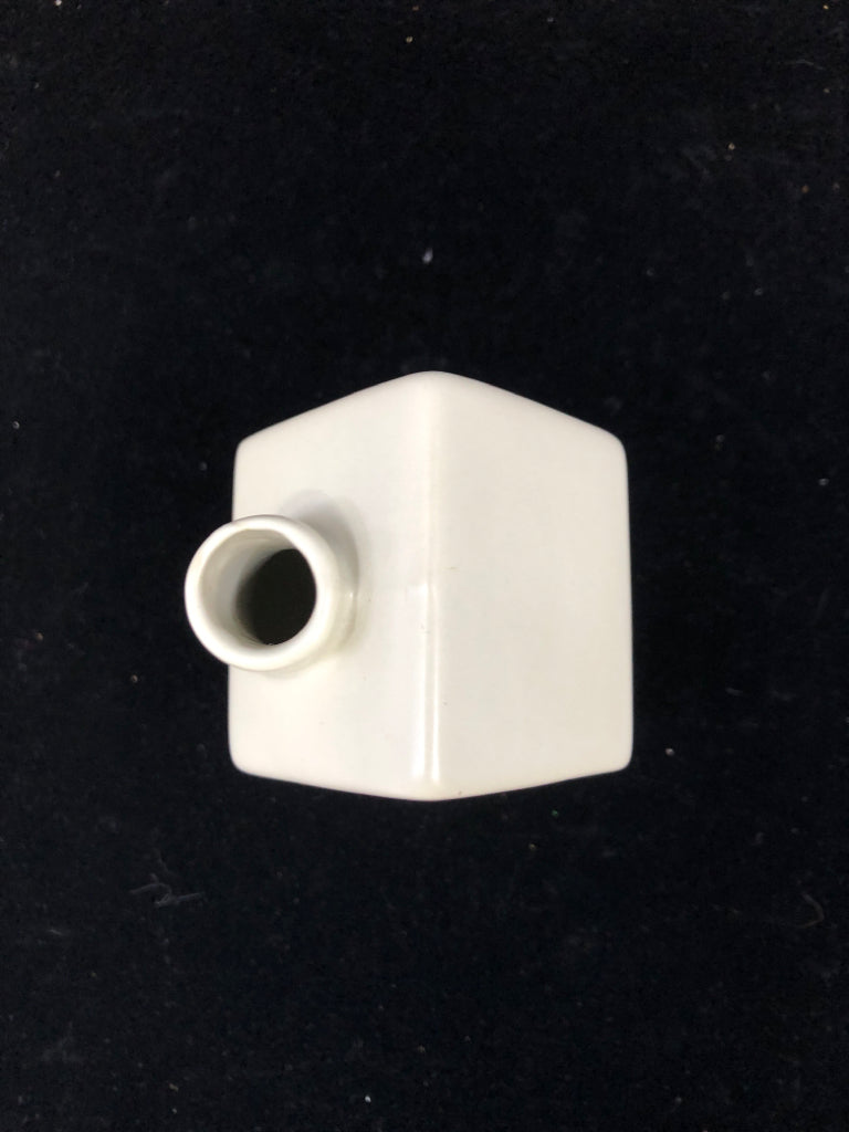 SMALL WHITE HOUSE CERAMIC VASE.