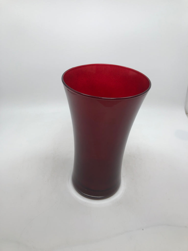 RED GLASS VASE W/CLEAR BOTTOM.