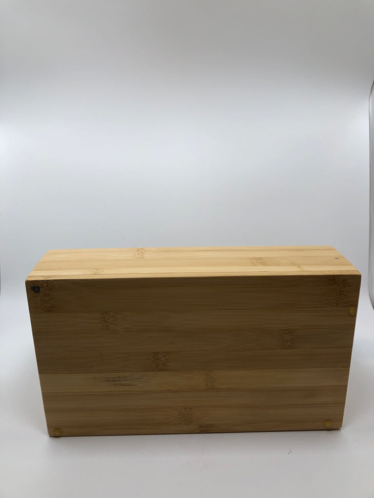 LIGHT WOOD/GOLD ORGANIZER.