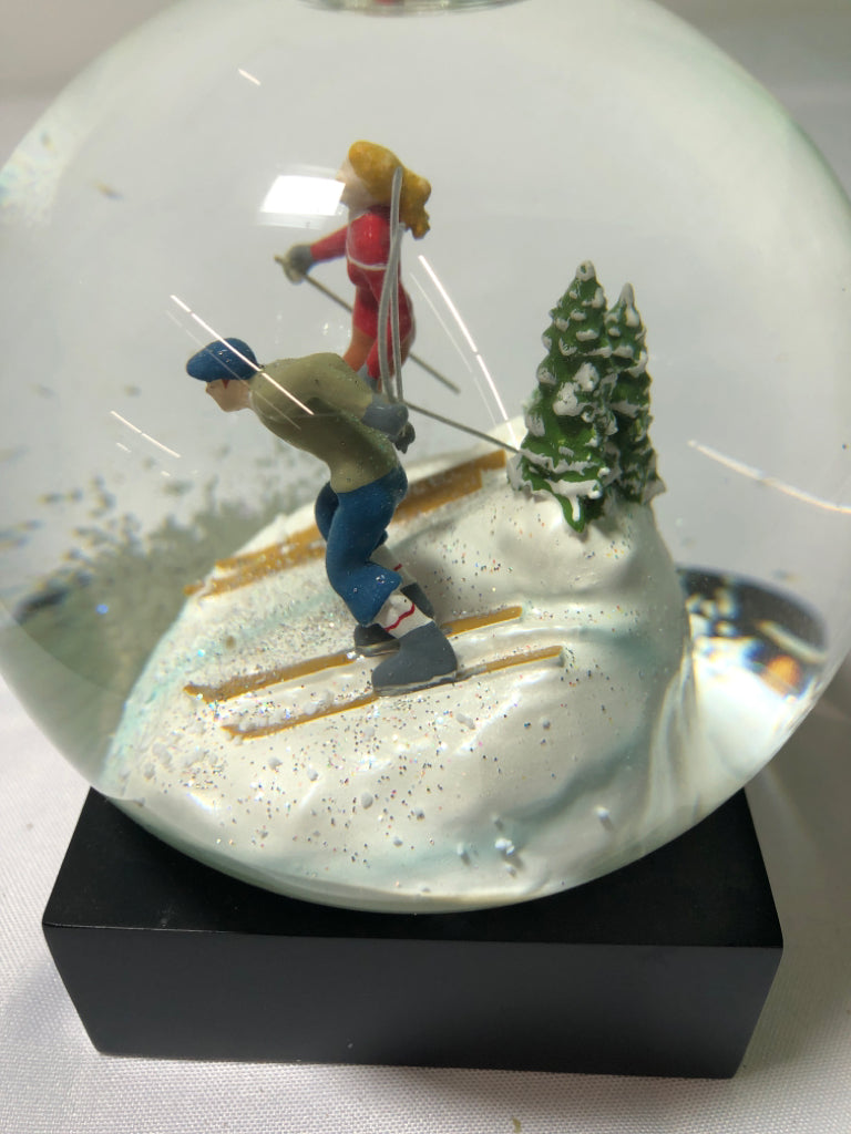 SKIERS SNOW GLOBE.