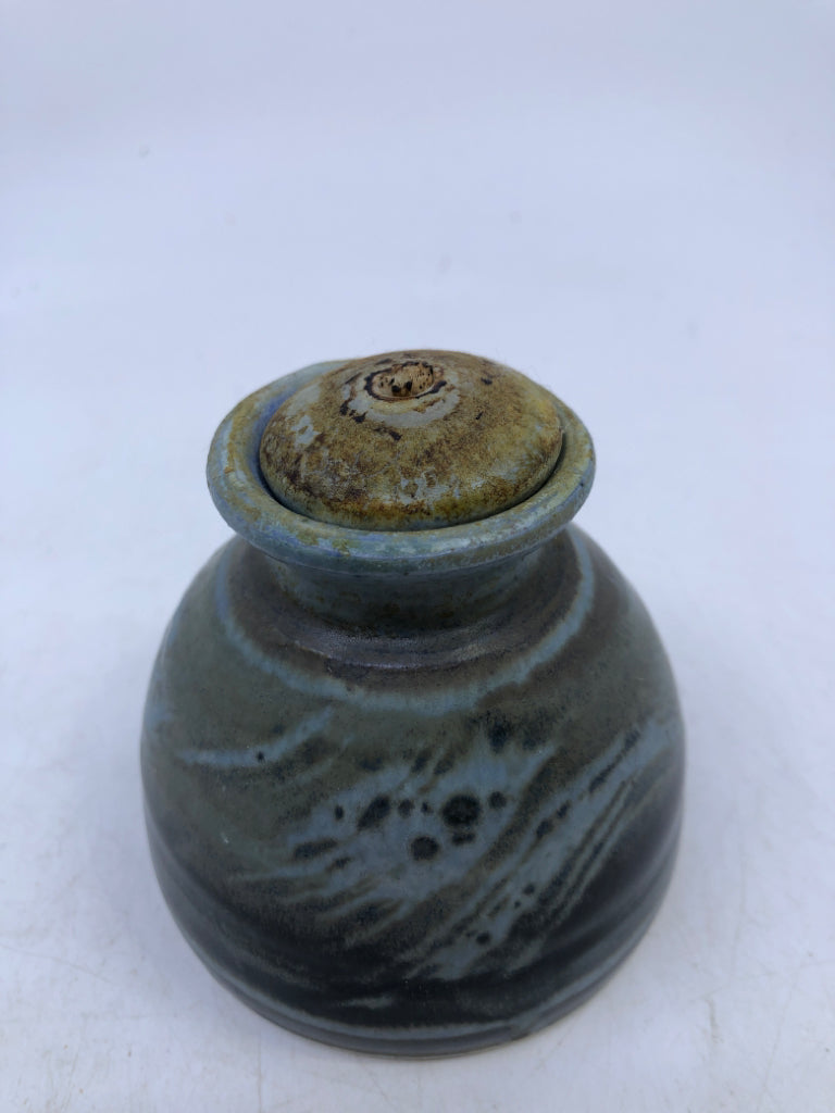 ROUND LIGHT BLUE POTTERY DIFFUSER.