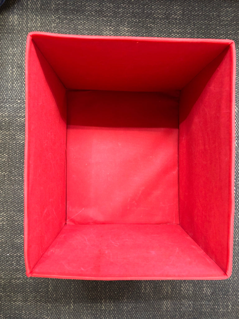 RED FOLDABLE STORAGE CUBE.