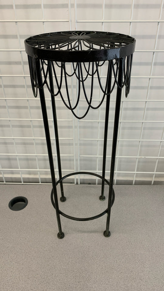 ROUND BLACK METAL PLANT STAND.