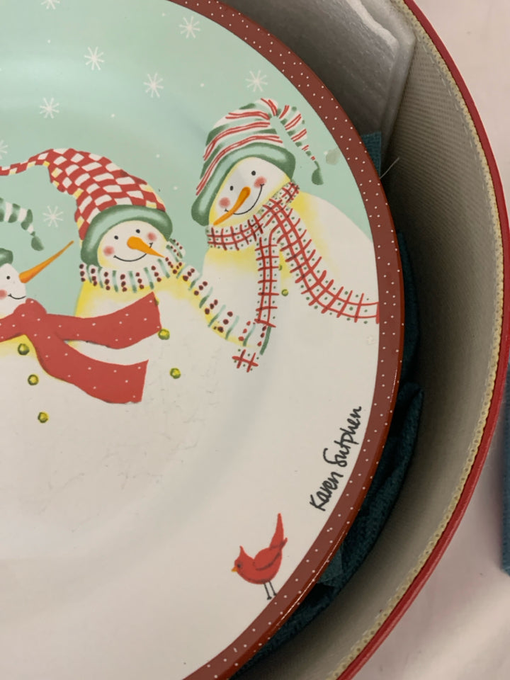 10 SNOWMAN DINNER PLATES IN RED BOX.