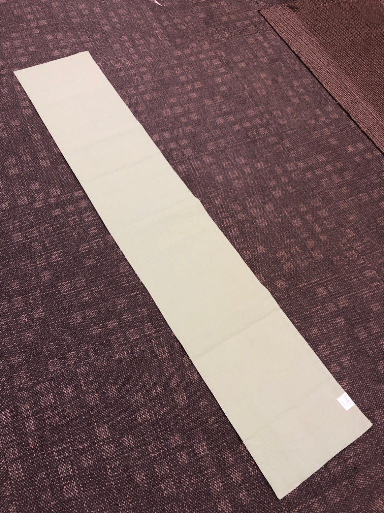 GREEN STITCHED TABLE RUNNER.