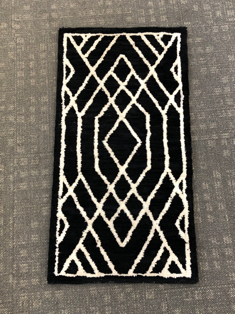 BLACK W/WHITE LINES RUG.