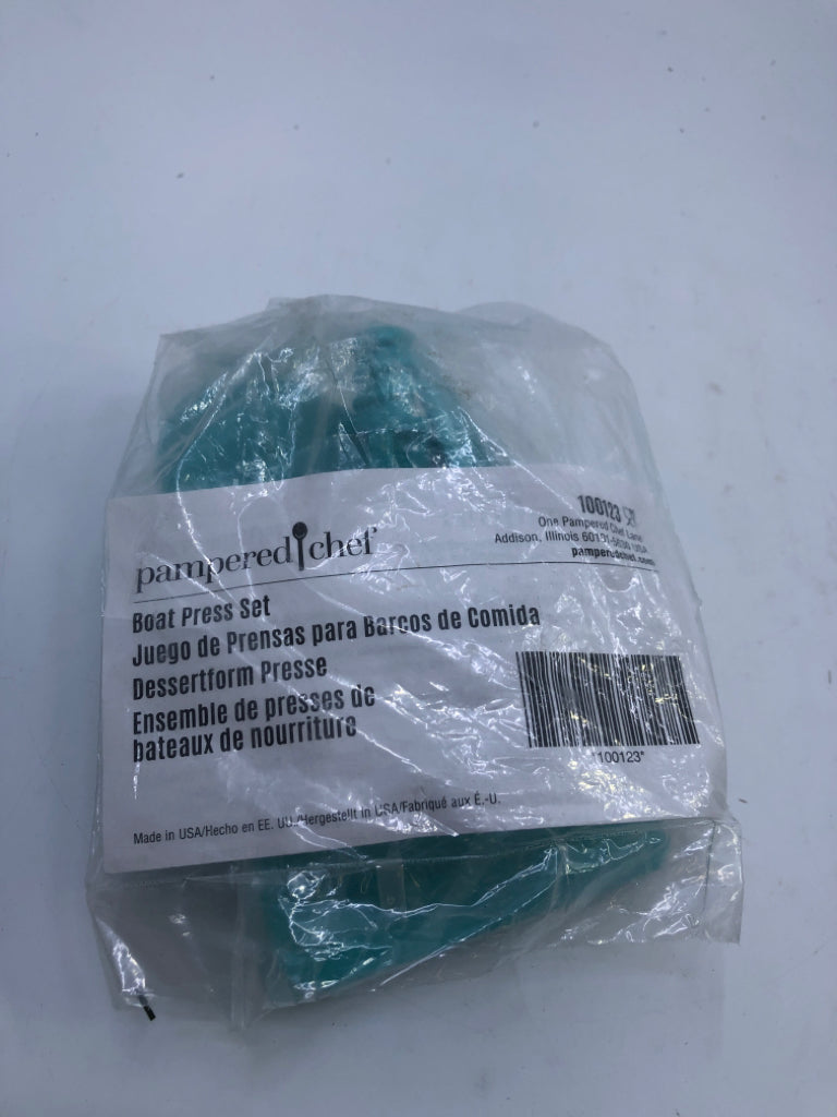 NIP PAMPERED CHEF BOAT PRESS SET.