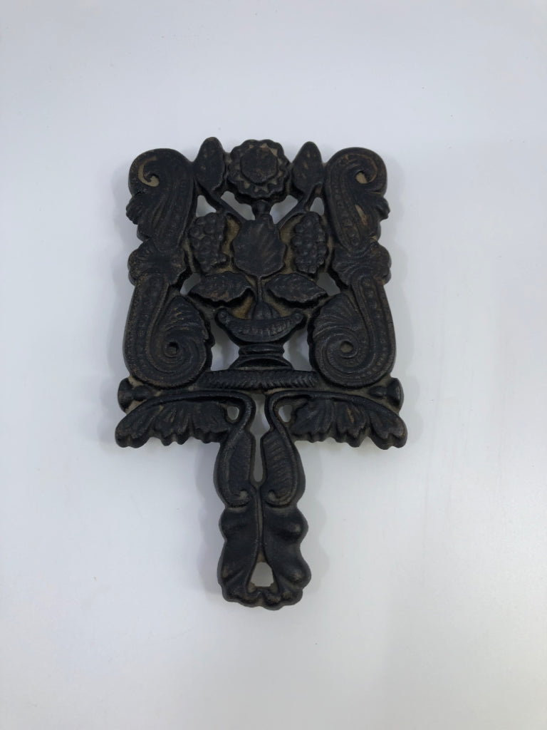 VTG CAST IRON SQUARE TRIVET W/FLOWER DESIGN.