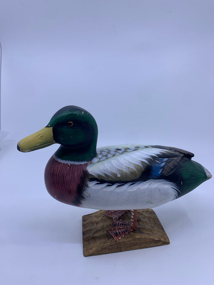 WOODEN DISTRESSED DUCK.