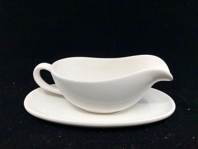 WHITE CERAMIC GRAVY BOAT AND PLATE.