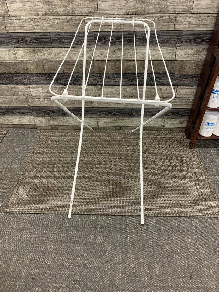 WHITE METAL DRYING RACK.