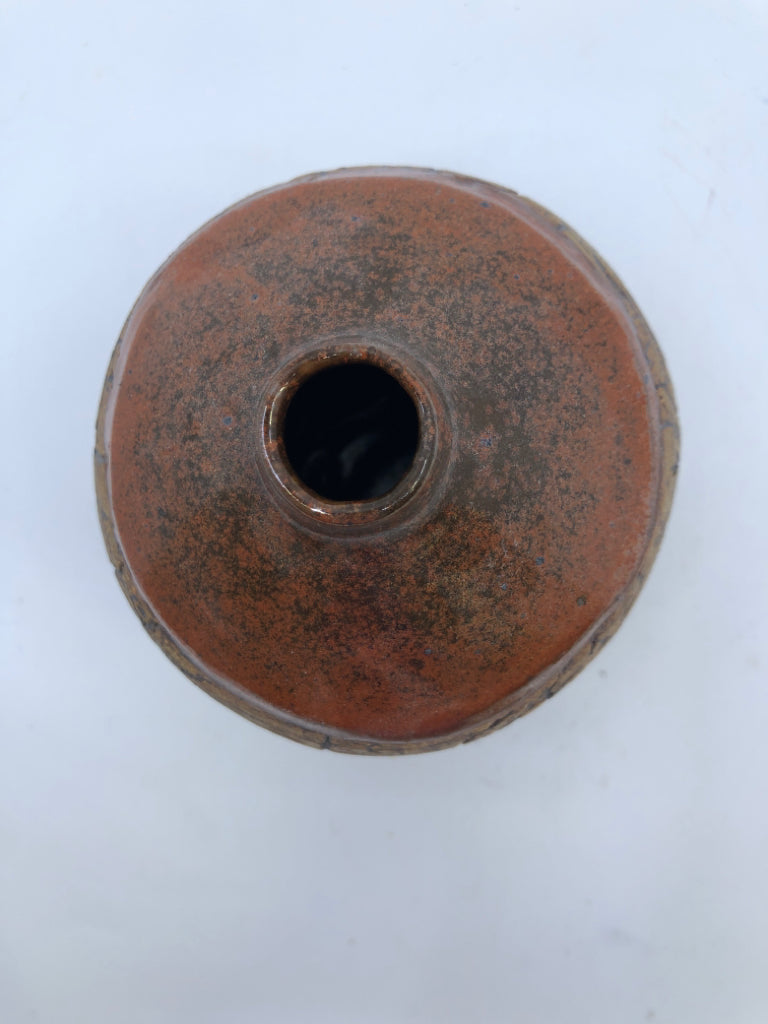 ORANGE GLAZE W/ TEXTURED TAN BAND SMALL SHORT NECK POTTERY VASE.