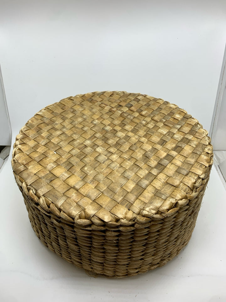 WOVEN WICKER BASKET.