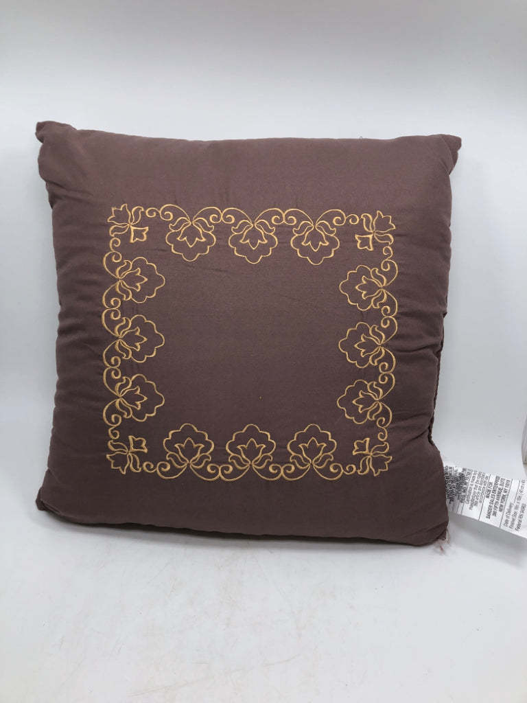 SQUARE PILLOW W/ EMBROIDERED DETAIL.