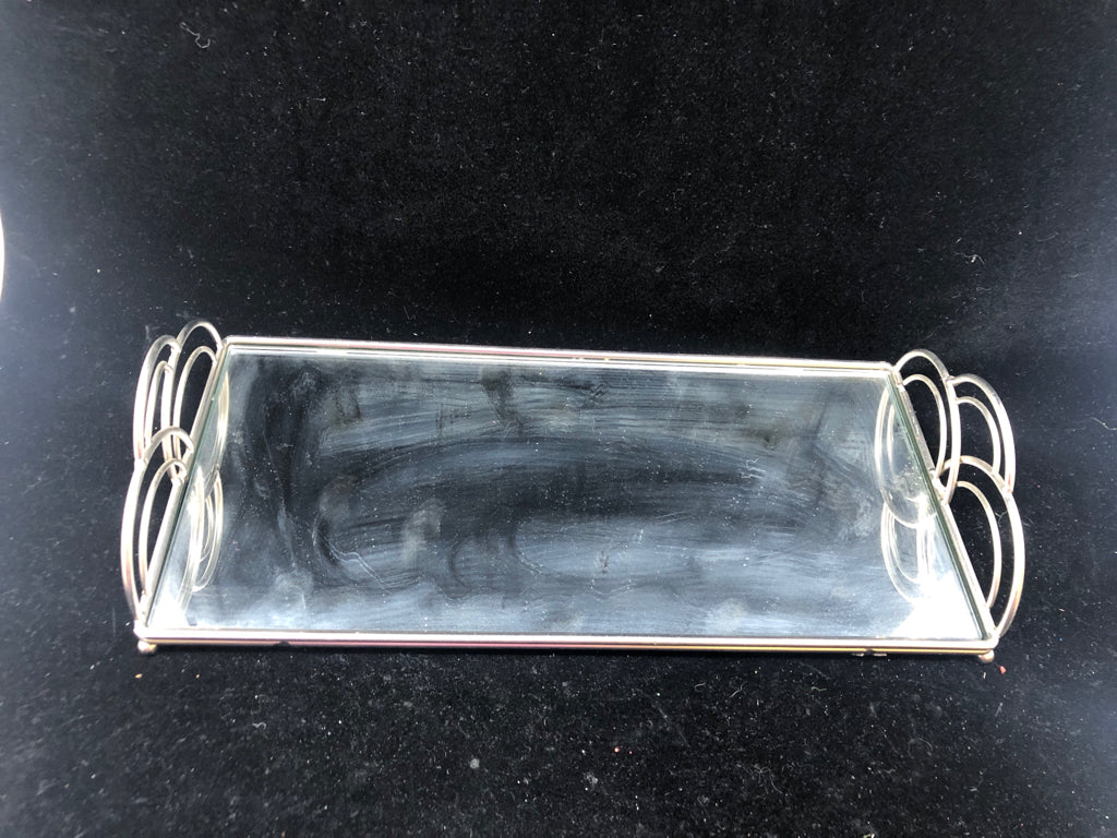 MIRRORED SCALLOP EDGE ACCENT TRAY.
