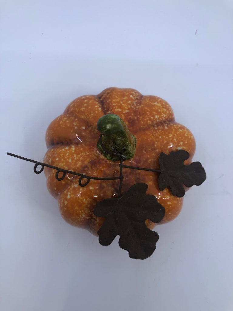 CERAMIC PUMPKIN W/METAL LEAVES.