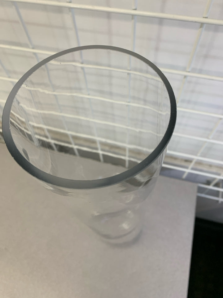 TALL GLASS VASE UCI.