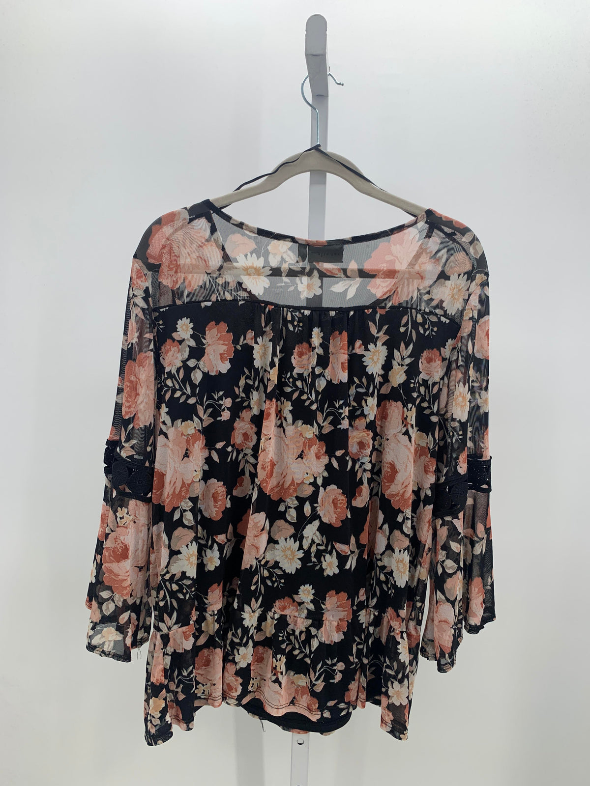 Size Extra Large Misses 3/4 Sleeve Shirt