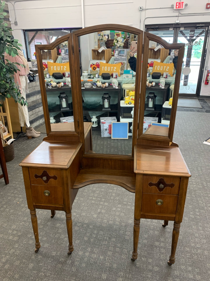 VTG WOOD VANITY W/ 4 DRAWERS W/ LINERS ON WHEELS FOLDABLE MIRROR.