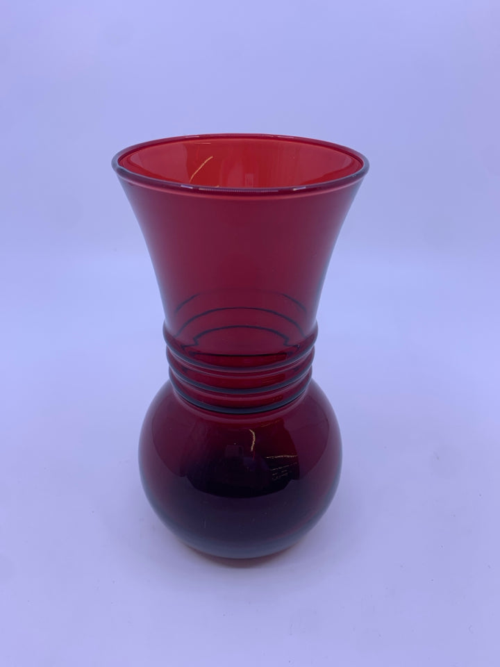 SMALL RED GLASS VASE W/ WIDE BOTTOM AND FLARED TOP.