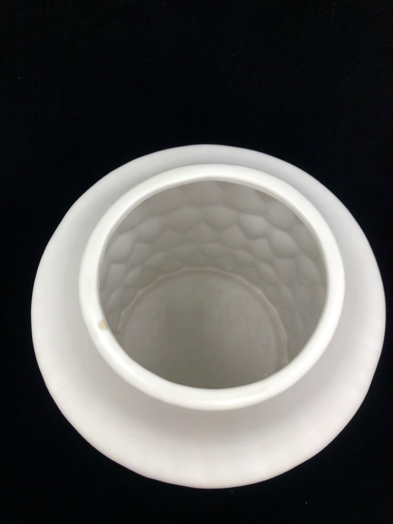 TEARDROP TEXTURED WHITE CERAMIC POT W/CREAM TRIM.