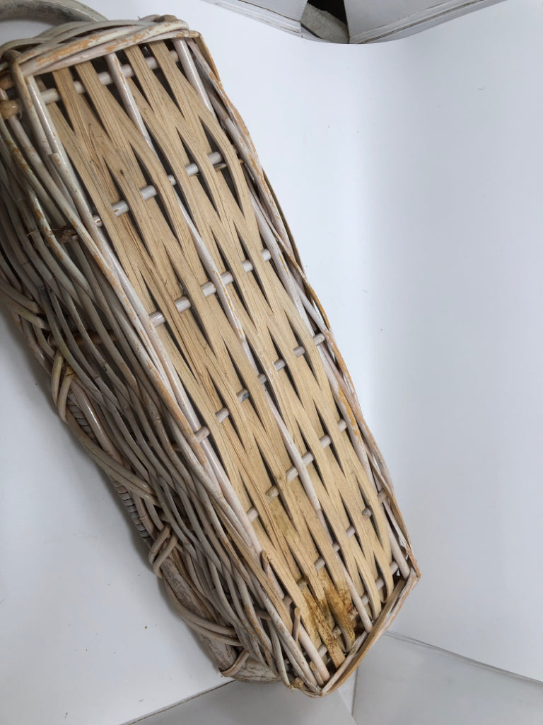 WHITE WOVEN WICKER BASKET W/LINER.