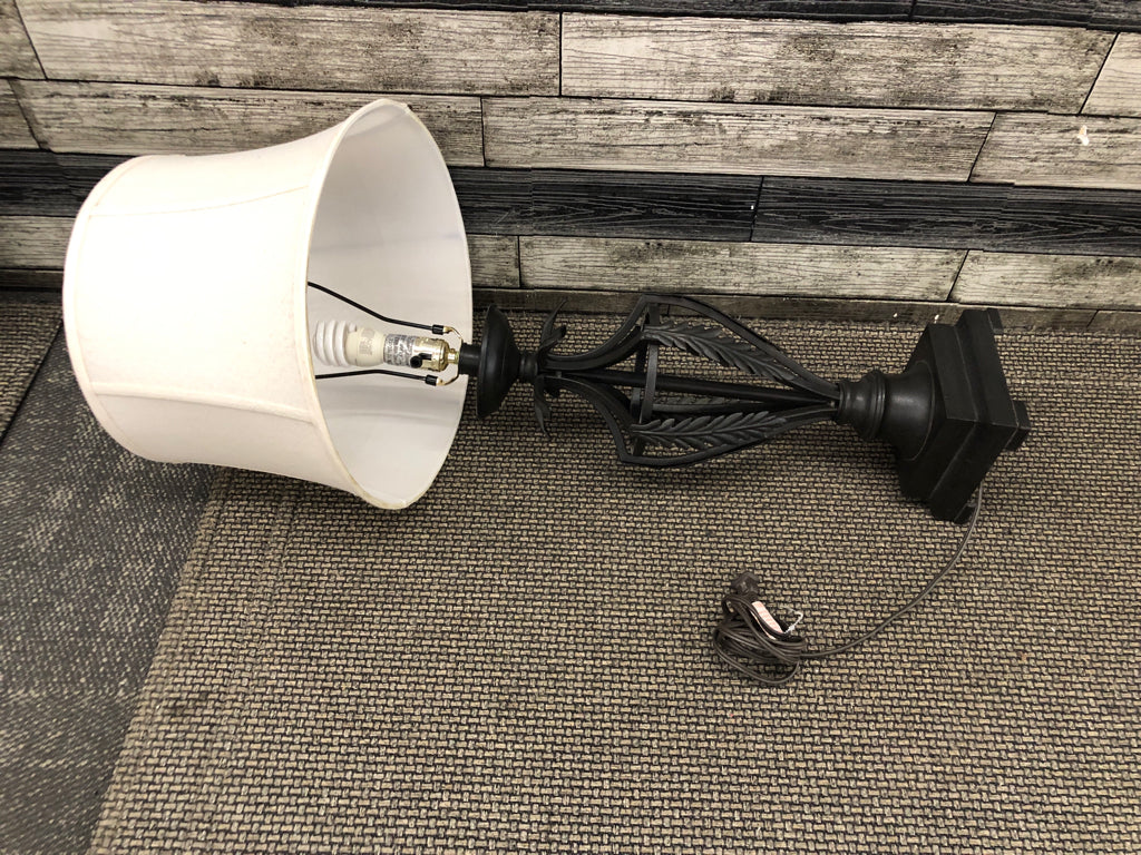 METAL BLACK URN BASE LAMP W/ WHITE SHADE.